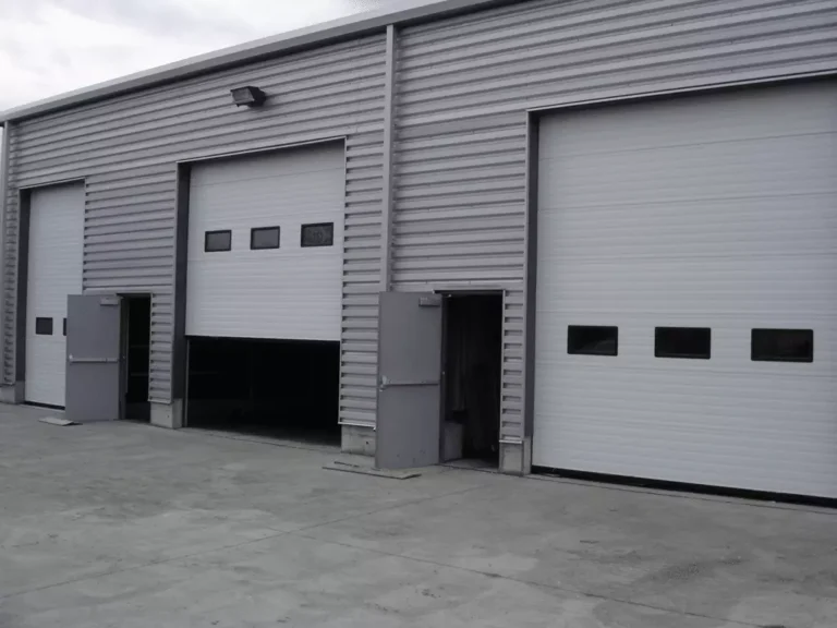 Commercial roll-up garage doors